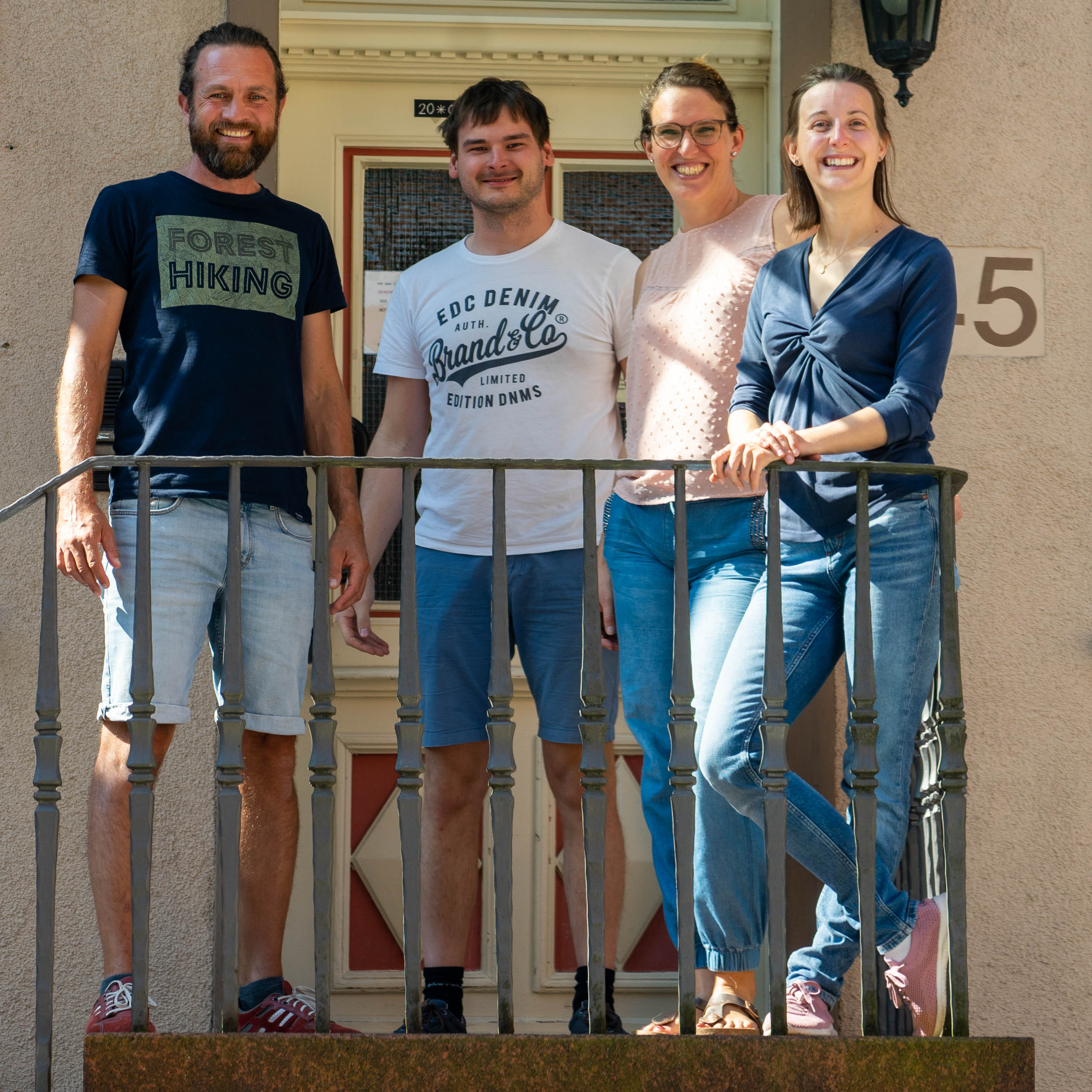 Wir über uns: Wir sind Christian, Kevin, Katrin und Jasmin und erfüllen uns den Traum vom Hostel in Schotten.